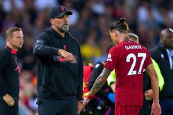 Darwin Nunez bị đuổi ngay trận ra mắt Anfield, Klopp kêu trời