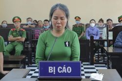 Chị gái dùng dây thừng cột em trai vào gốc cây dẫn đến chết ngạt