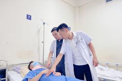 Lái xe khi say, nam thanh niên bị tai nạn vỡ tinh hoàn