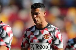 Ronaldo bị cô lập, lủi thủi ăn trưa một mình tại MU