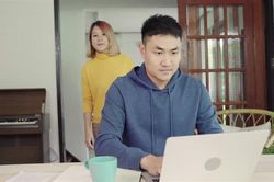 Cố gắng kiếm thật nhiều tiền để gia đình được hạnh phúc, nào ngờ có 100 tỷ đồng trong tay cũng là lúc vợ chồng tôi gặp tai họa