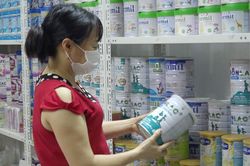 Phổ biến tình trạng nuôi con bằng sữa công thức thay thế sữa mẹ