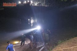 Tích cực tìm kiếm các nạn nhân mất tích trong vụ lật thuyền tại Bản Mế