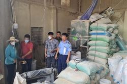 Phát hiện hàng chục tấn cám mỳ trộn bột đá