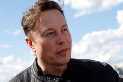 Tỷ phú Elon Musk 'quay xe': Mua lại MU chỉ là lời nói đùa