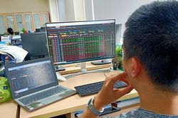 Nhiều cổ phiếu lớn giúp VN-Index tăng điểm nhẹ