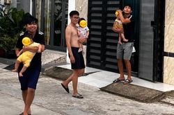 Chết cười với khoảnh khắc 3 ông bố trông con 'tám chuyện' gây bão