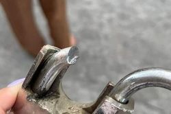 Ngủ dậy, hàng chục hộ dân tá hỏa thấy ổ khóa cứng ngắc vì bị đổ keo