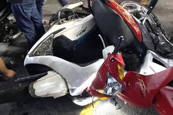 Không đội mũ bảo hiểm, hai anh em tông xe cảnh sát 911