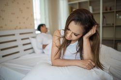 Tranh cãi chuyện cô gái trẻ bỏ mặc người yêu mắc ung thư để du lịch cùng hội bạn