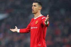 Cristiano Ronaldo úp mở về chuyện rời MU