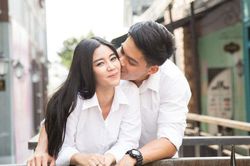 Sáng nào tỉnh dậy cũng thấy mình lăn lóc trên sàn nhà, hỏi chồng thì anh bảo ngủ say không biết để rồi khi biết sự thật tôi thấy hận chính bản thân