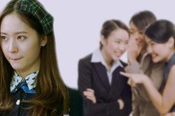 Đi cùng người yêu đến buổi họp lớp, không ngờ em bị bạn bè anh chê bai thẳng mặt, đã ức rồi mà phản ứng của bạn trai càng khiến em thêm nhục