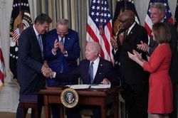 Ông Joe Biden ký dự luật giảm lạm phát trị giá 430 tỷ USD