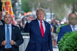 Cựu Tổng thống Trump được FBI trả lại 3 cuốn hộ chiếu