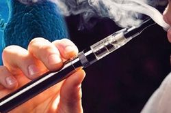 Nam thanh niên nhập viện cấp cứu sau khi hút thuốc lá điện tử có bơm 'chất lạ'
