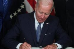Tổng thống Biden ký ban hành Đạo luật giảm lạm phát