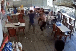 Nam thanh niên bị đánh bằng điếu cày
