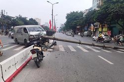 Ôtô tông đổ cột điện trên đường Giải Phóng