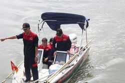 Hai cano tìm kiếm cô gái mất tích bí ẩn ở Hà Nội