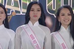 Khoảnh khắc Huỳnh Nguyễn Mai Phương nắm tay Đỗ Thị Hà chờ công bố Hoa hậu cách đây 2 năm gây sốt