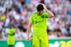 Ten Hag mạnh tay 'trảm' Maguire, trao Varane cơ hội