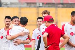 Quế Ngọc Hải dành tình cảm thân mật khi gặp lại đồng đội cũ ở câu lạc bộ Viettel