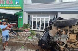 Cà Mau: Xe ôtô nát vụn sau khi lao vào nhà dân, 3 người thương vong