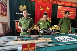 Người dân Thừa Thiên - Huế giao nộp nhiều súng, đạn, hung khí