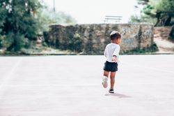 Bé 7 tuổi bị ong đốt 40 mũi