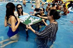 Người Trung Quốc đánh mạt chược ở hồ bơi để tránh nóng
