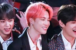 Jimin BTS chạy ùa ra ôm V và Jin, ARMY xúc động rơi nước mắt
