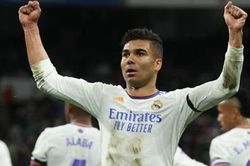 Chelsea tranh giành tiền vệ Brazil với Man United