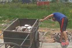 Xử phạt công dân ở Cẩm Xuyên đổ rác không đúng nơi quy định