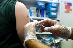 EU khuyến nghị thay đổi kỹ thuật tiêm vaccine đậu mùa khỉ để tăng nguồn cung