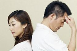 Quên giấy tờ nên về nhà lấy, tôi choáng váng trước cảnh giường chiếu nóng bỏng của con ngay giữa phòng khách, nhìn cô gái ấy mà tôi nói không nên lời