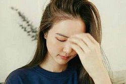 Bật khóc nghẹn ngào khi cầm món quà chị gái tặng trong ngày cưới