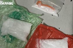 Bắt nhóm đối tượng thủ súng để buôn ma túy