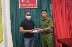 Chính trị - Xã hội Pháp luật - Cuộc sống Tìm 100 triệu đồng và điện thoại đắt tiền cho người đánh mất