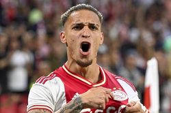 Tiền đạo Ajax bỏ tập để đòi sang MU