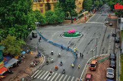 Ngày đầu phân luồng giao thông thi công ga ngầm S12 dự án Metro Nhổn-ga Hà Nội
