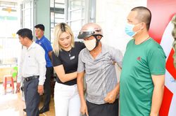Hoa hậu thiện nguyện Trịnh Lan Trinh trao quà hỗ trợ những hoàn cảnh khó khăn nhân mùa Vu Lan
