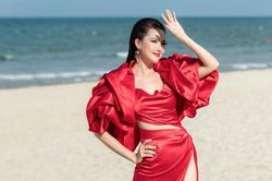 Phan Thị Mơ khoe sắc trước biển