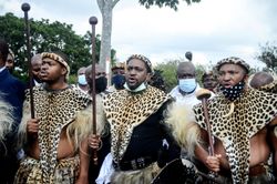 Hoàng tử Zulu thực hiện nghi thức săn sư tử để lên ngôi