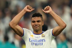 Casemiro gặp trục trặc giấy tờ trước ngày đến MU