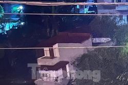 Kinh hãi 3 ngôi nhà lăn tùm xuống sông trong đêm