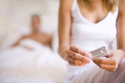 Uống thuốc tránh thai khẩn cấp vẫn dính bầu, thai nhi có bị ảnh hưởng?