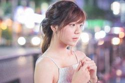 Dọn dẹp phòng học của con, tôi đau đớn khi thấy một tấm ảnh rơi ra