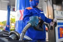 Giá xăng trong nước khó giảm mạnh