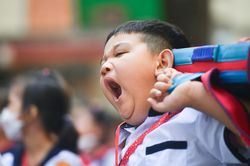 Trẻ lớp 1 tại TP.HCM lẫn lộn cảm xúc trong ngày tựu trường đầu tiên